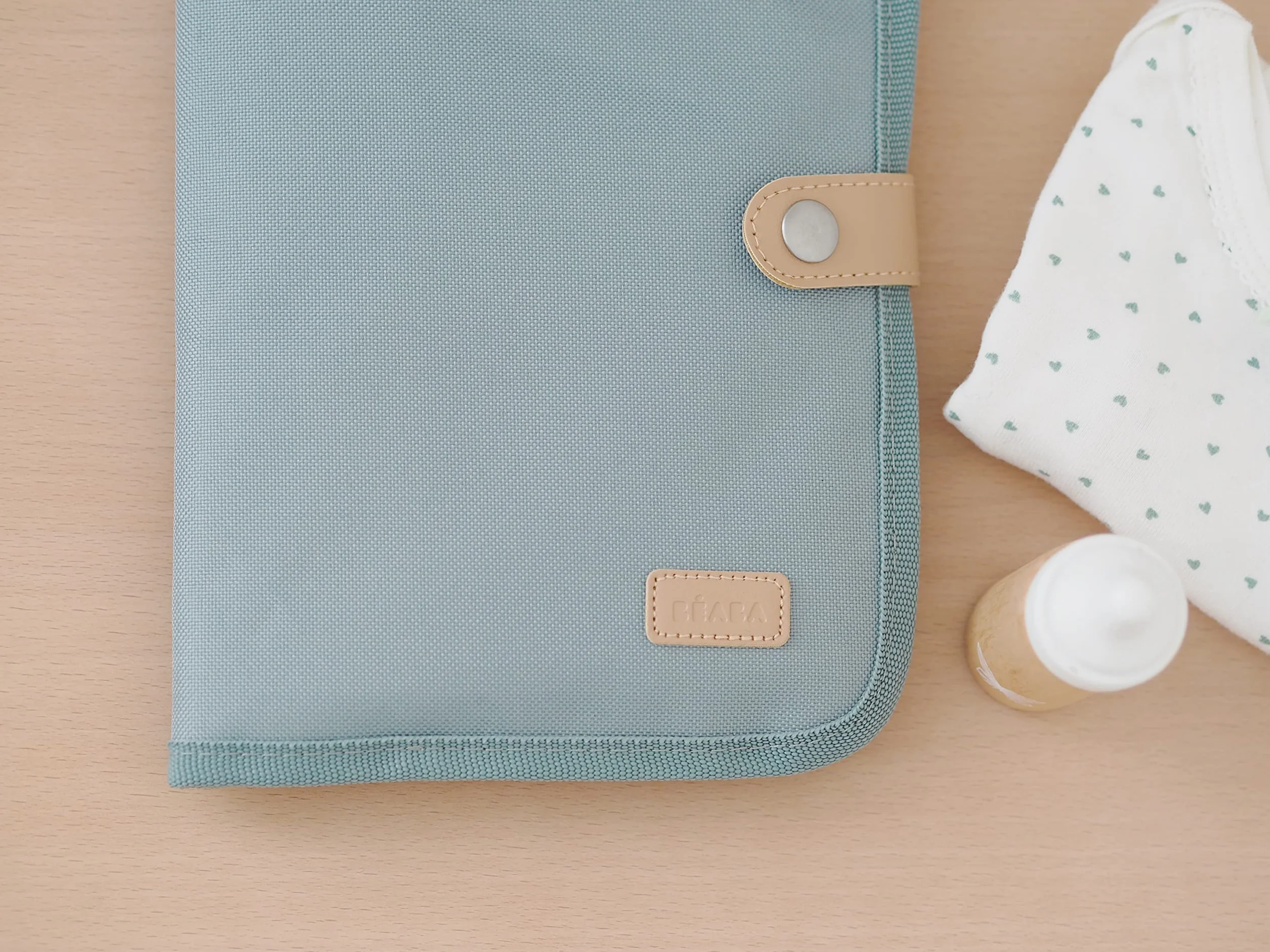 BÉABA Protège Carnet de Santé Genève 2 Poches Intérieures Tissu Imperméable Vert sauge