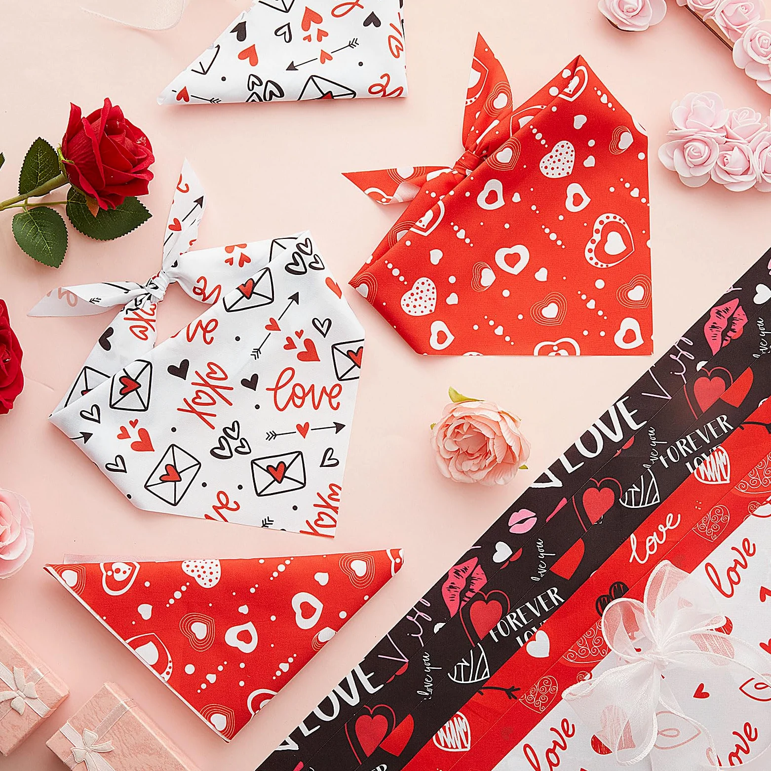 Shyyween Lot de 100 bandanas souples réglables pour la Saint-Valentin pour chiens de petite, moyenne et grande taille (65,6 x 45 x 45 cm)