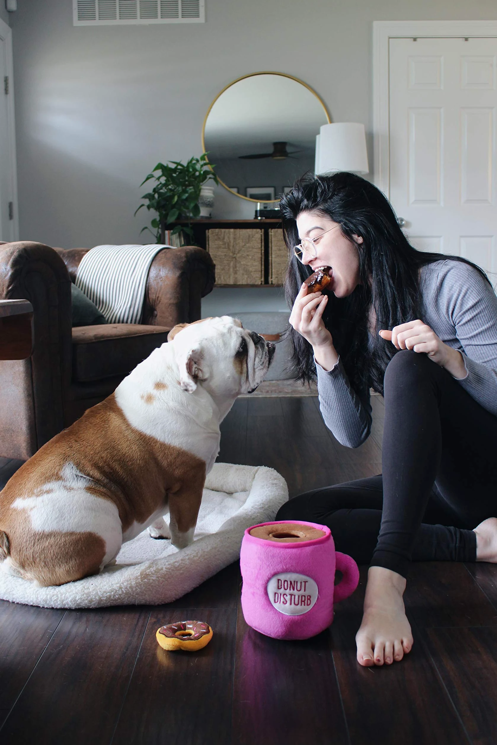 ZippyPaws - Food Buddies Burrow Jouet interactif couineur en Peluche pour Chien Motif café et donutz