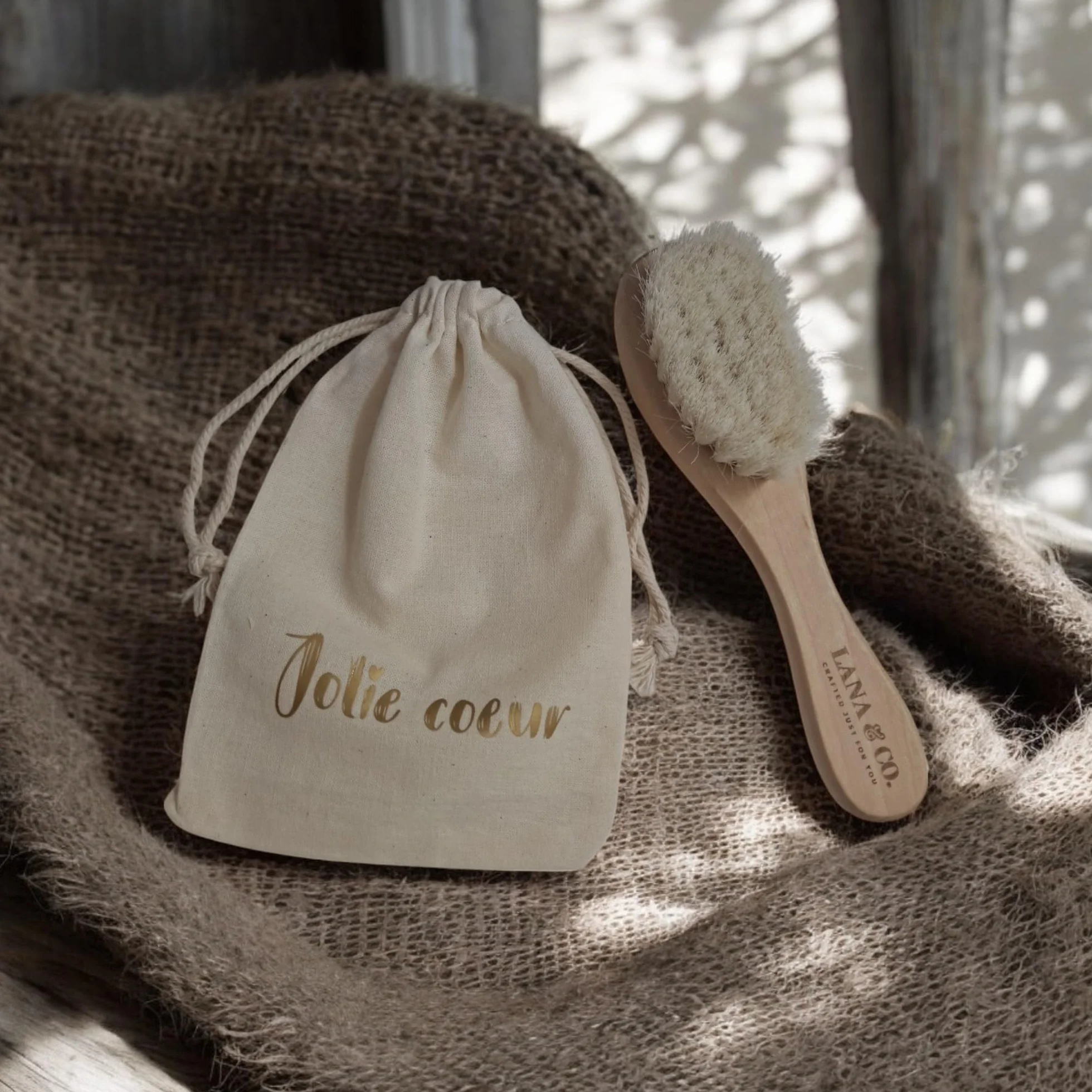 Coffret Naissance Bébé Mixte Personnalisable Kit Nouveau-né Blanc Coton 10x15cm Attache Tétine Bavoir Bonnet Brosse Poils Naturels