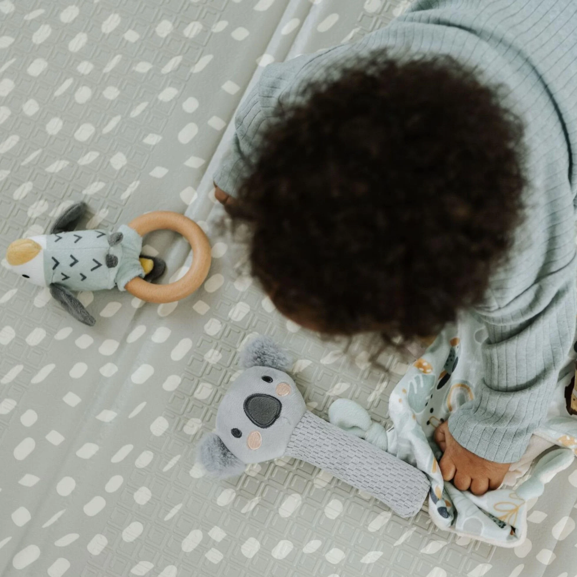 Nuby Ensemble cadeau bébé Animal Adventures 3 pièces Doudou Siffleur Hochet