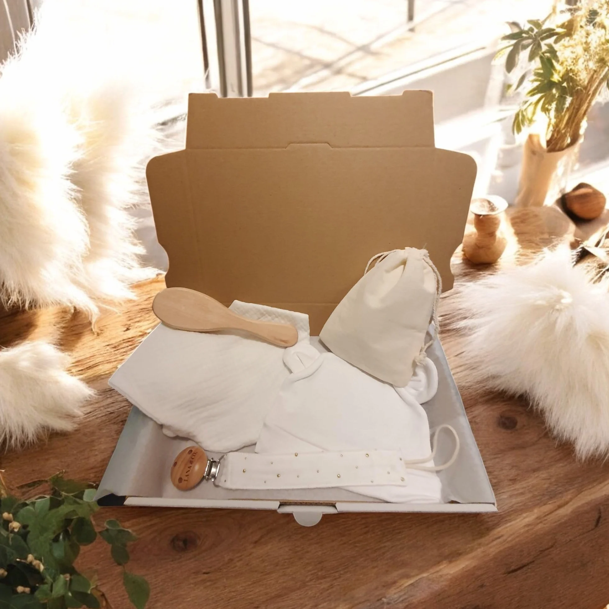 Coffret Naissance Bébé Mixte Personnalisable Kit Nouveau-né Blanc Coton 10x15cm Attache Tétine Bavoir Bonnet Brosse Poils Naturels
