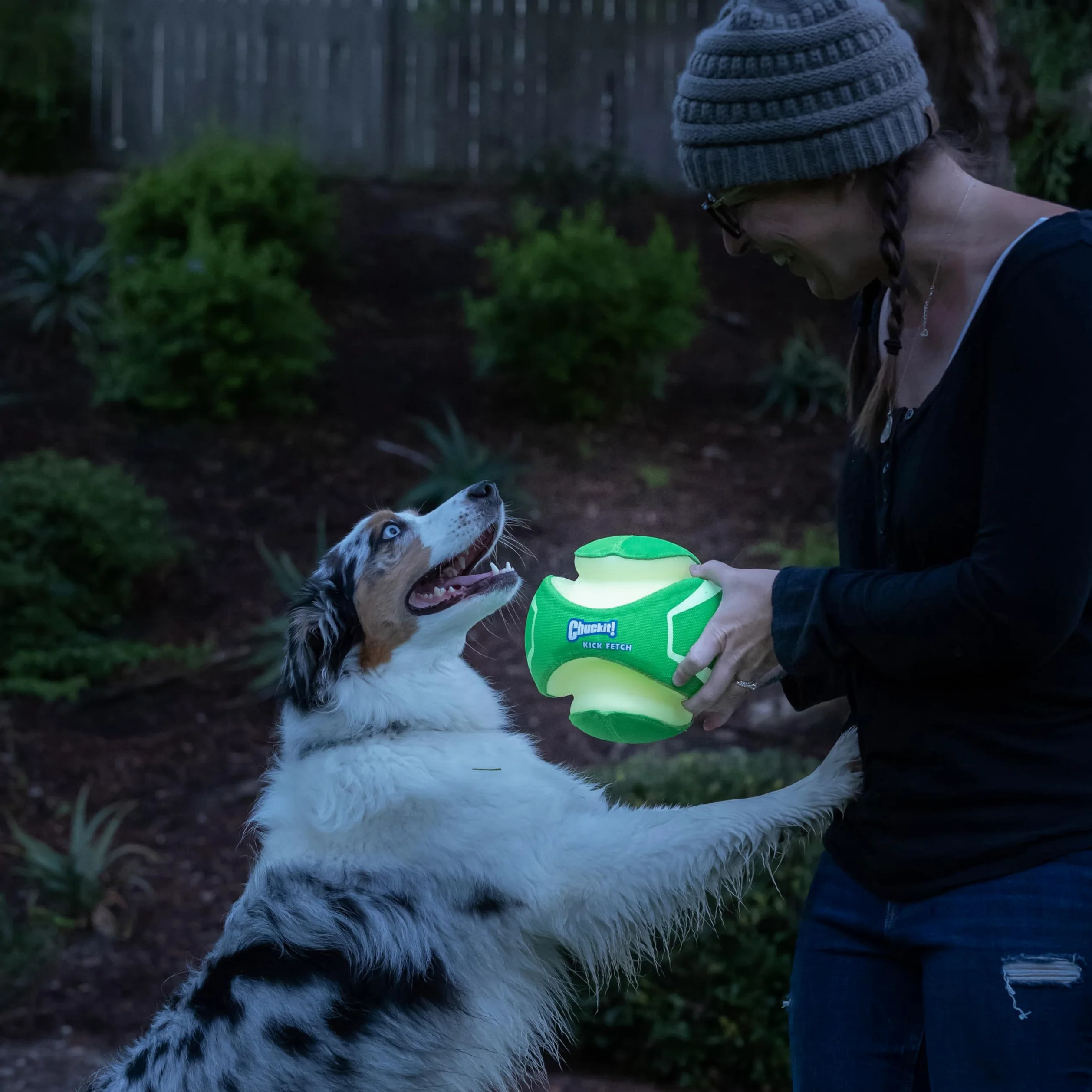 Chuckit CI Kick Fetch Max Glow Jouet pour Chien Taille M 19 cm