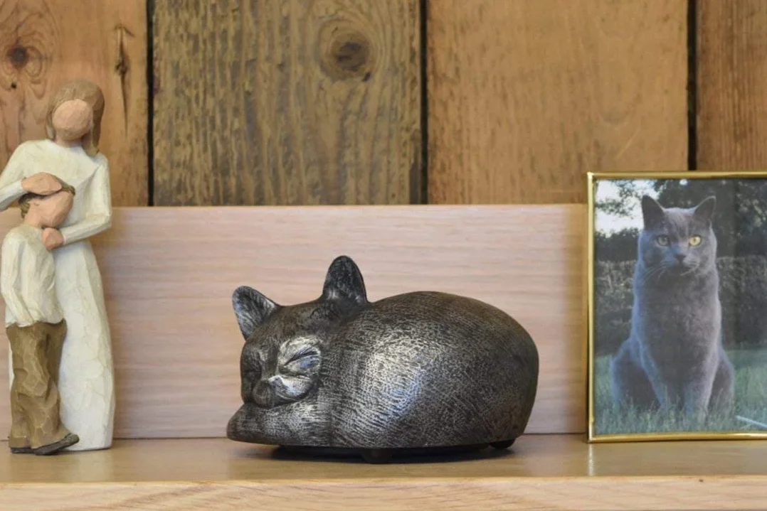 Urne funéraire en étain pour chat Rainbowbridge At Peace – Fabriqué à la main – Intérieur et extérieur