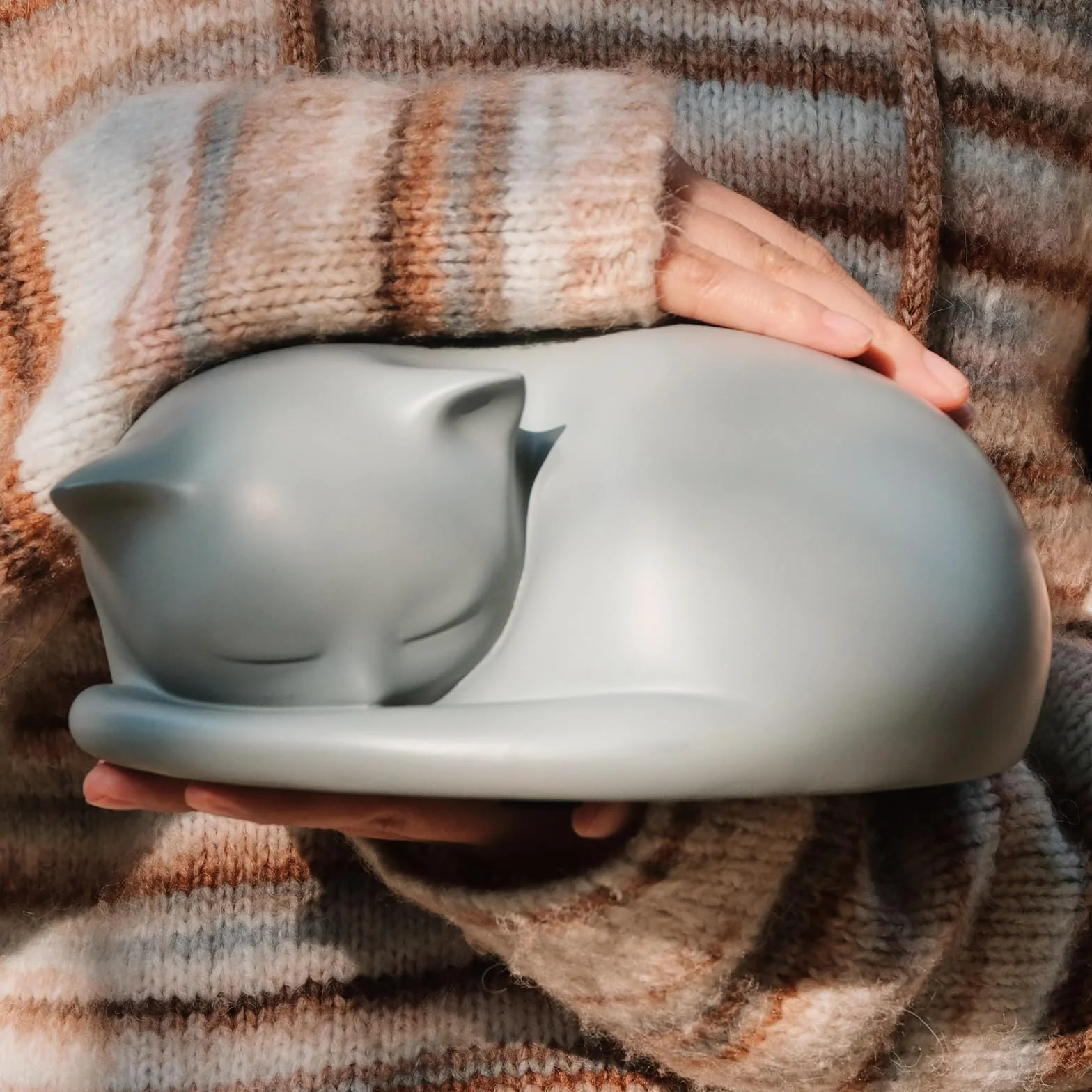 Urne Funéraire Chat en Résine Forme Chat Endormi avec Sac Velours Gris