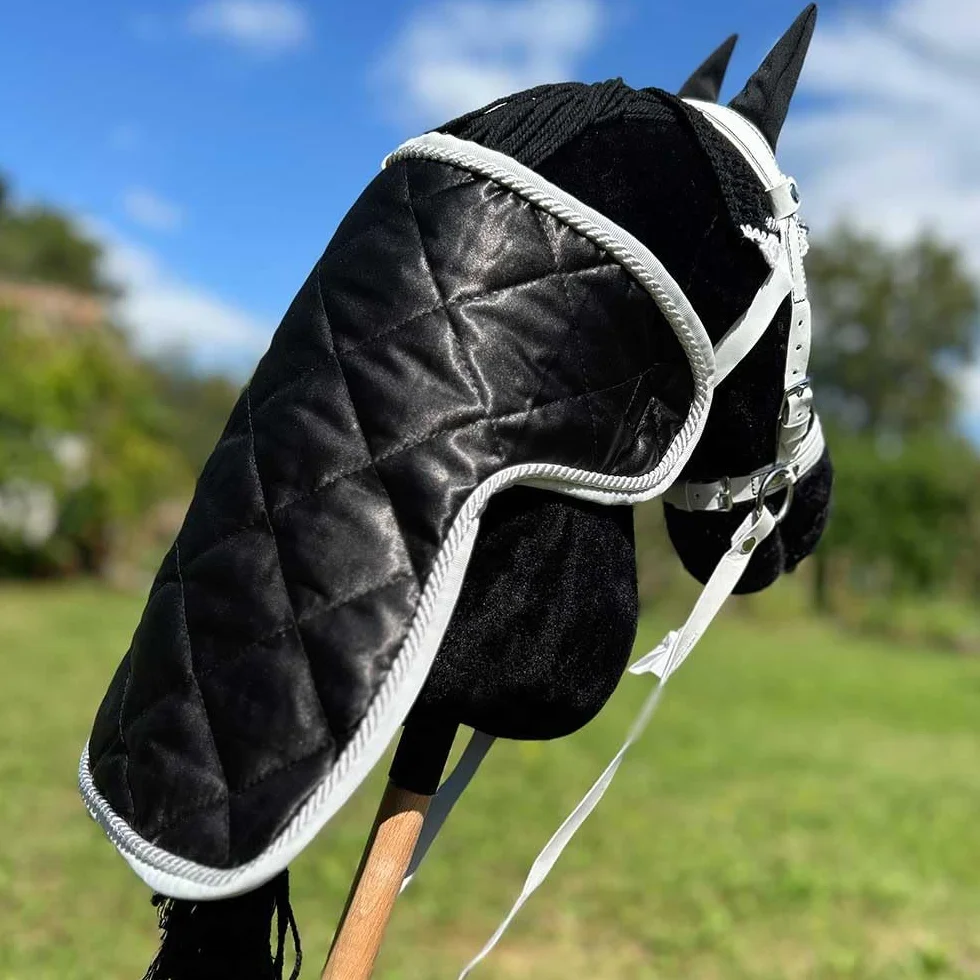 Ensemble d'accessoires Noir et Blanc pour Hobby Horse : Licol moumoute Noir avec Longe + Couverture Noire + Bonnet Anti-Mouches