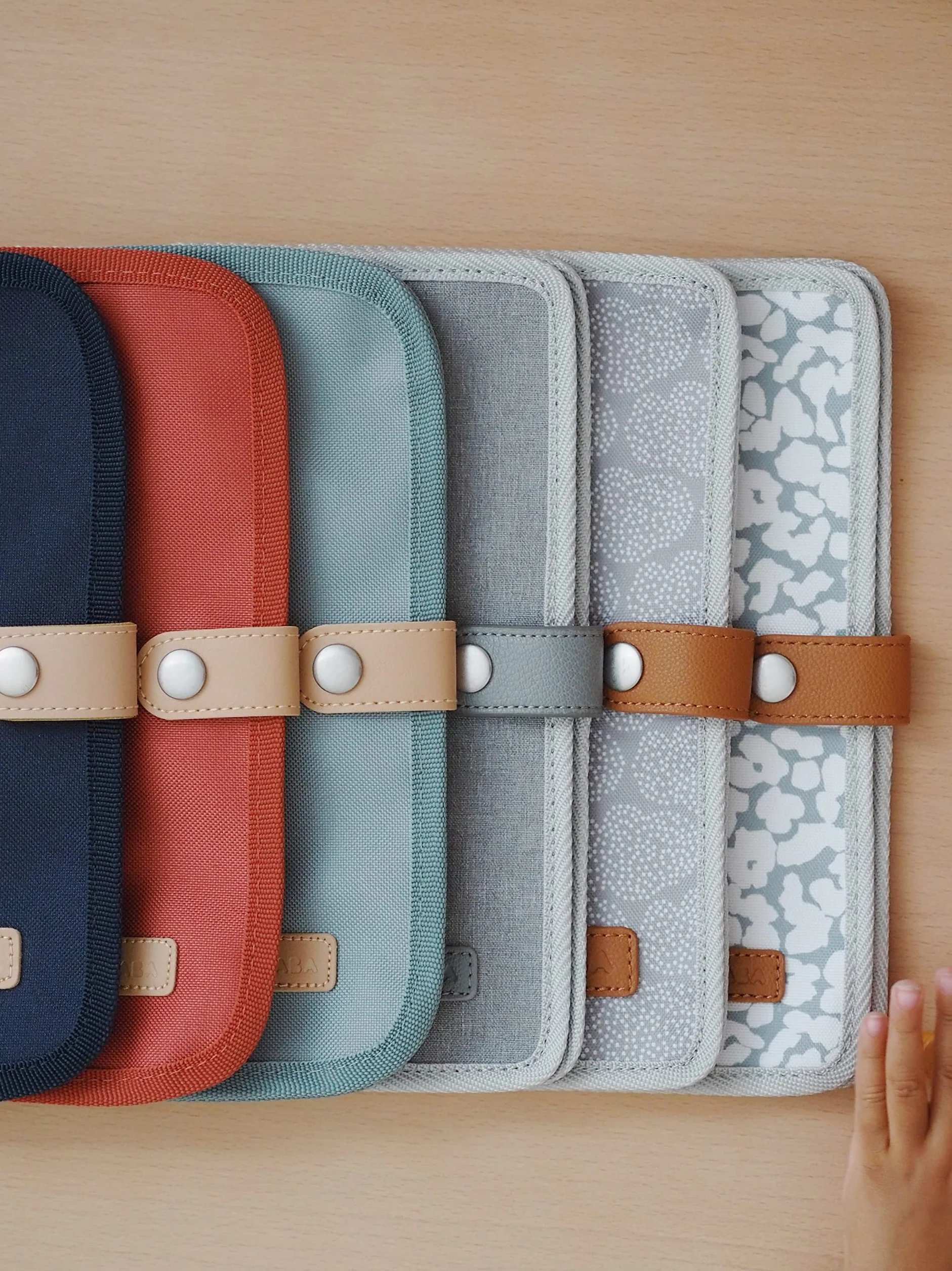 BÉABA Protège Carnet de Santé Genève 2 Poches Intérieures Tissu Imperméable Vert sauge