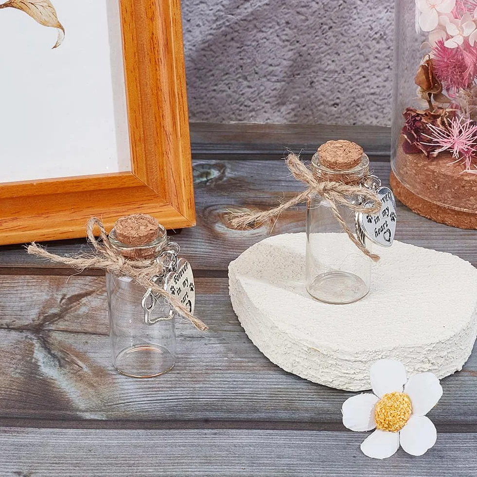 Bouteille Commémorative en Verre pour Poils d'Animaux de Compagnie Tube en Verre Bouteille à Souhaits avec Pendentifs en Forme de Cœur et Bouchon en Liège Souvenir pour Chien et Chat Urne