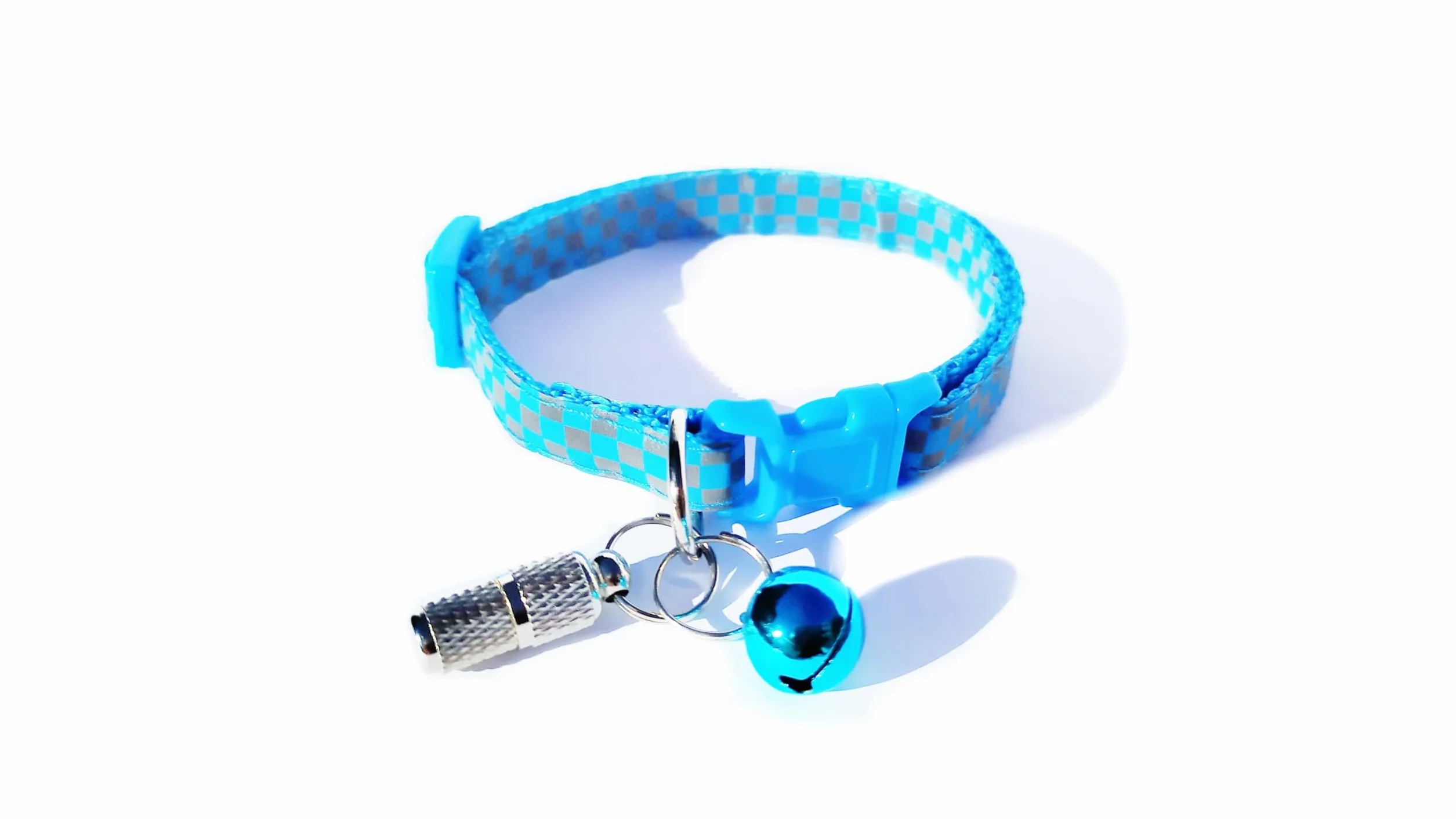 Collier Chat Anti-Étranglement Réfléchissant Bleu à Carreaux Waldoly Sérénité avec Étui Détachable pour Étiquette Personnalisée et Clochette Amovible