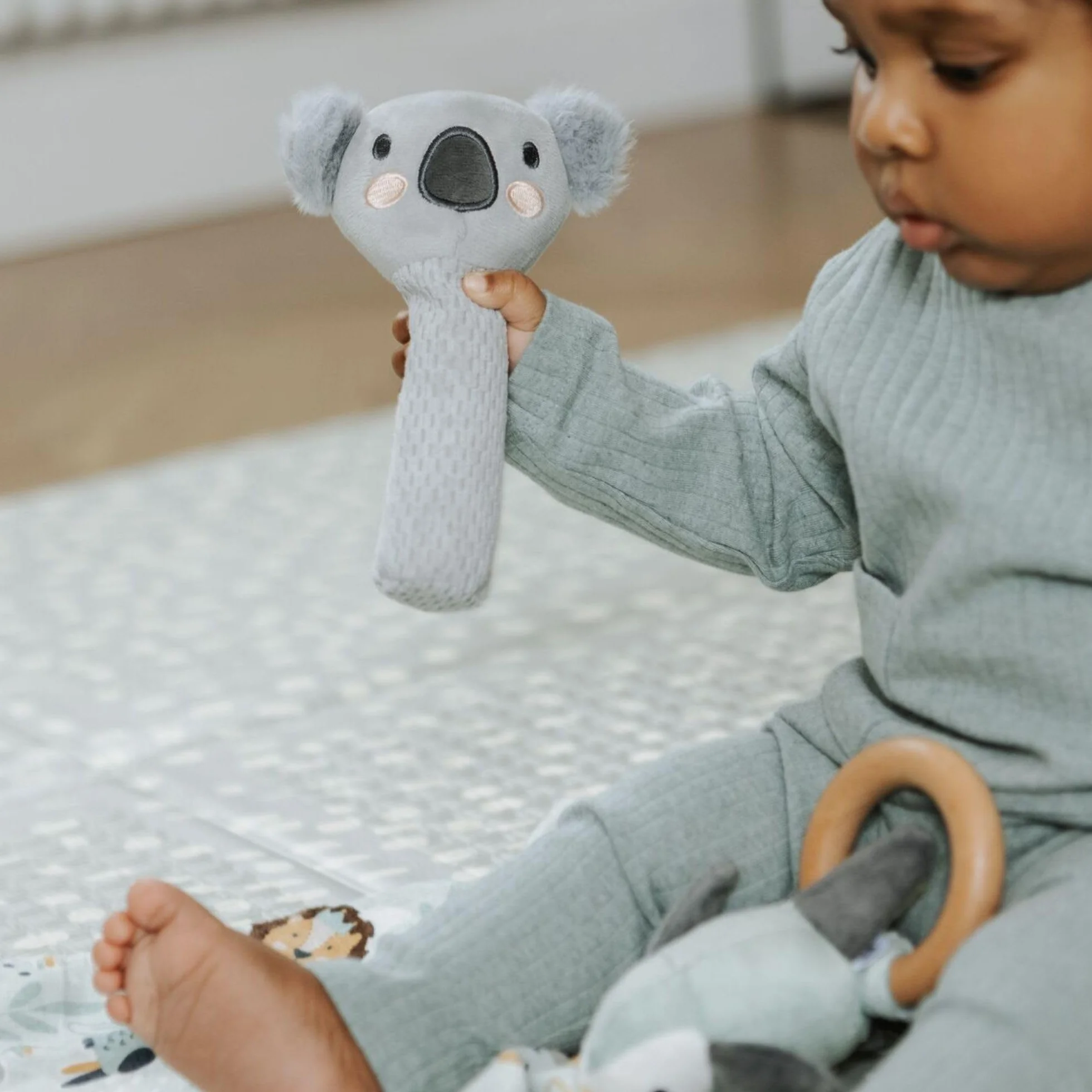 Nuby Ensemble cadeau bébé Animal Adventures 3 pièces Doudou Siffleur Hochet