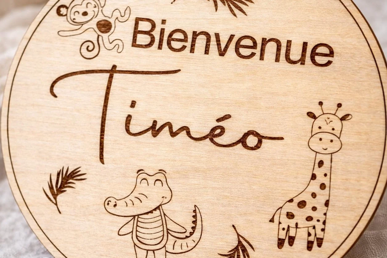 Carte naissance bébé personnalisée en bois - Plaque Bienvenue gravée prénom - Thème animaux jungle