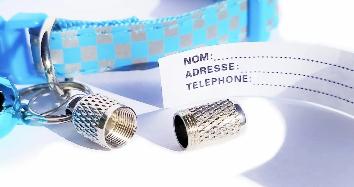 Collier Chat Anti-Étranglement Réfléchissant Bleu à Carreaux Waldoly Sérénité avec Étui Détachable pour Étiquette Personnalisée et Clochette Amovible