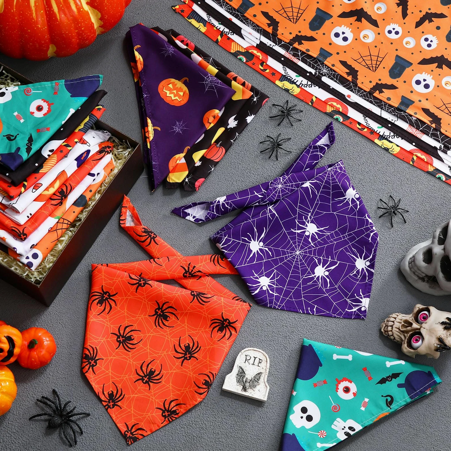 Silkfly Lot de 50 bandanas d'Halloween pour chien en vrac pour chiens, bavoirs triangulaires pour chien, bandanas pour chien avec motif citrouille et araignée, écharpe pour animal domestique pour