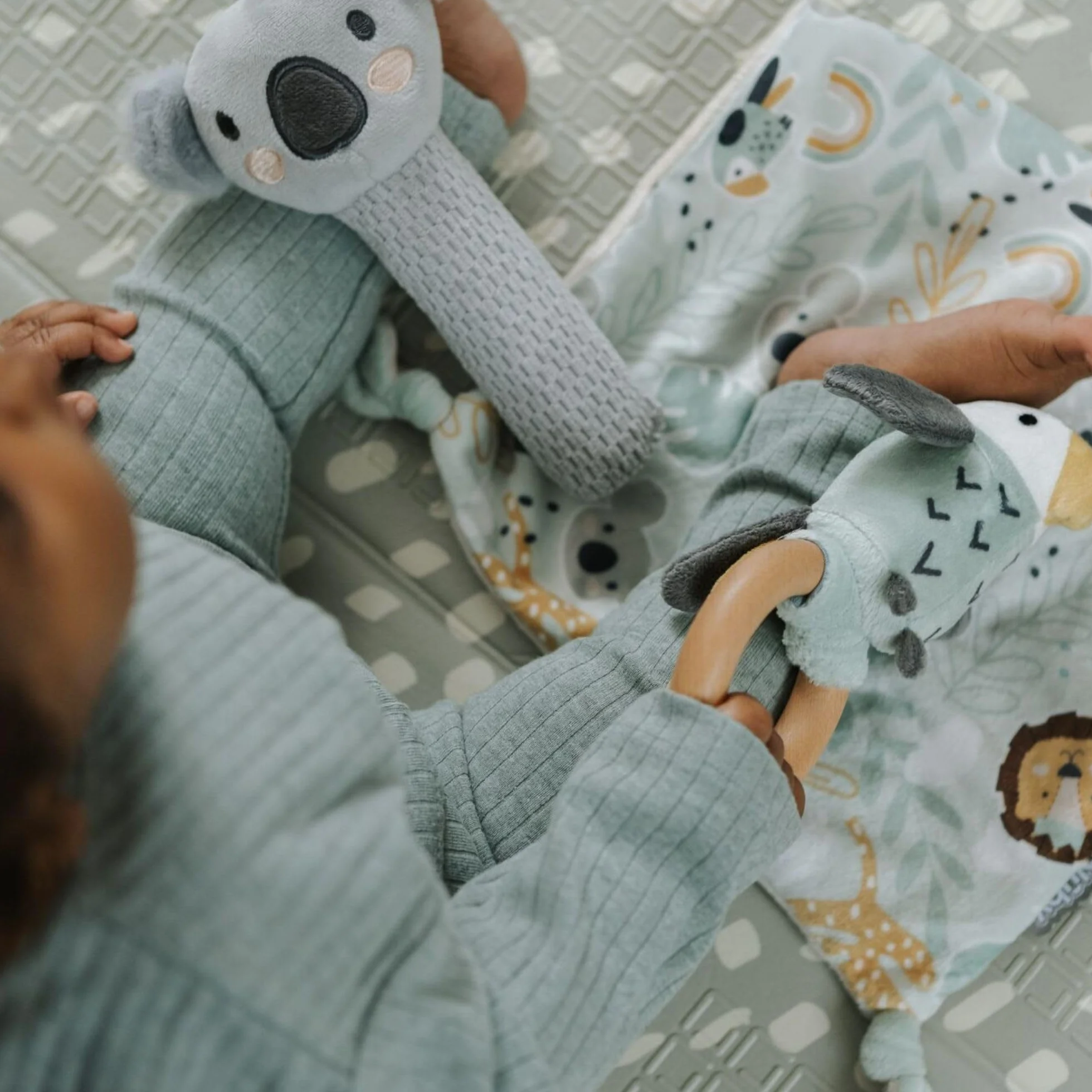 Nuby Ensemble cadeau bébé Animal Adventures 3 pièces Doudou Siffleur Hochet