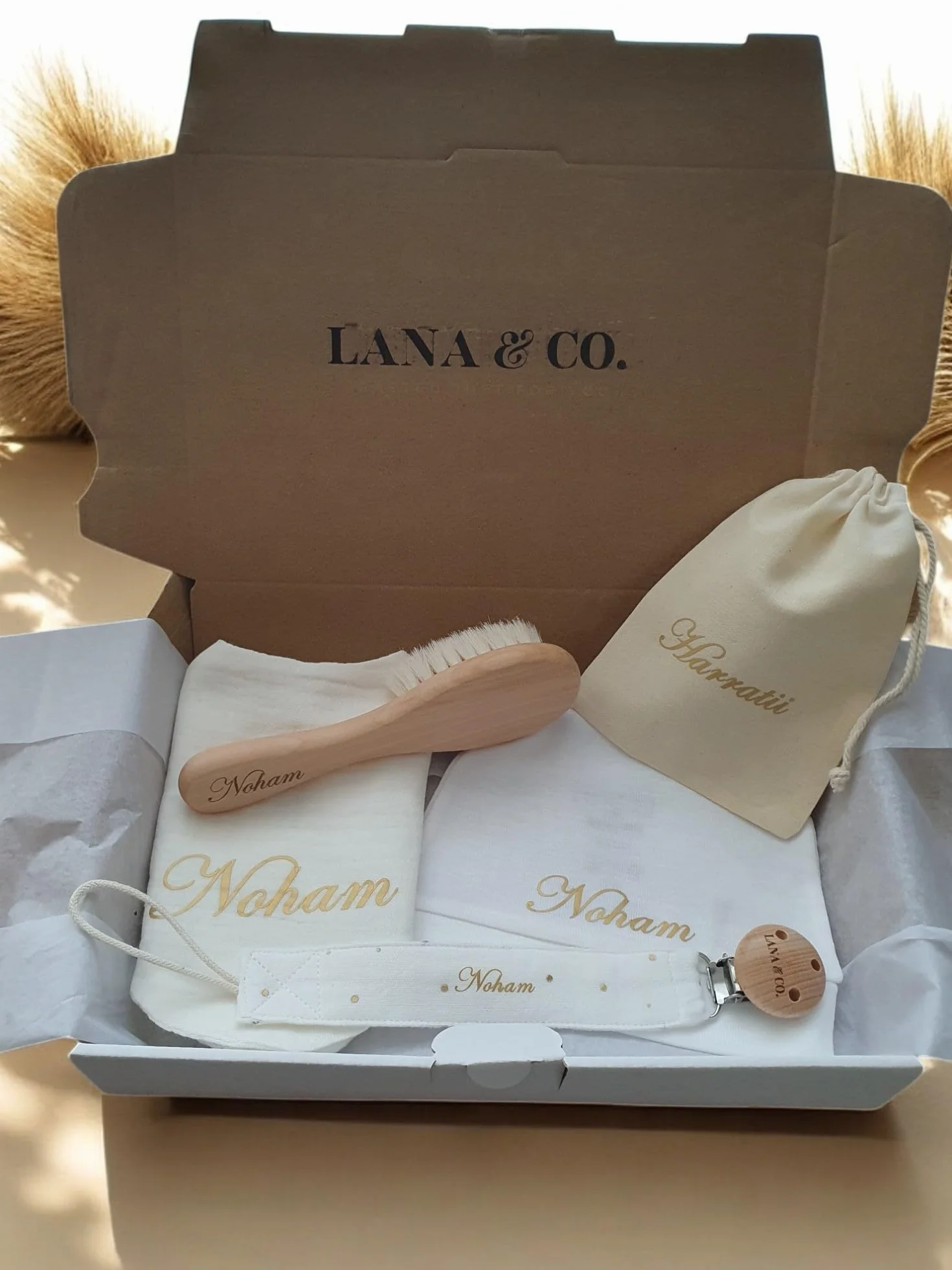 Coffret Naissance Bébé Mixte Personnalisable Kit Nouveau-né Blanc Coton 10x15cm Attache Tétine Bavoir Bonnet Brosse Poils Naturels