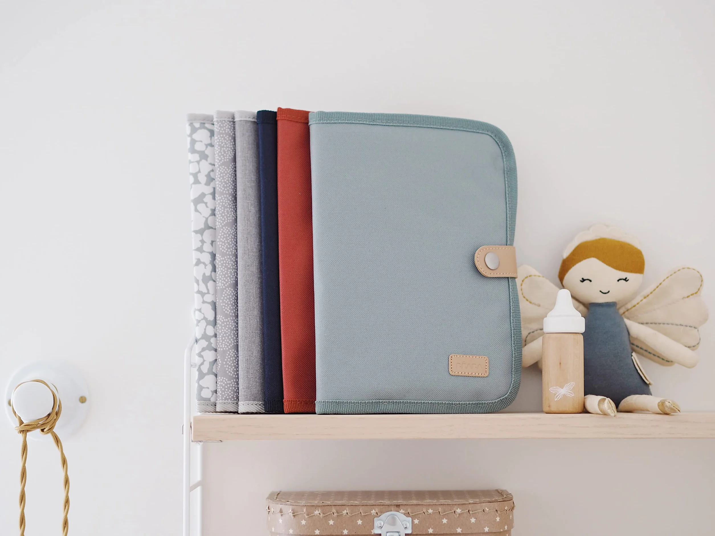 BÉABA Protège Carnet de Santé Genève 2 Poches Intérieures Tissu Imperméable Vert sauge
