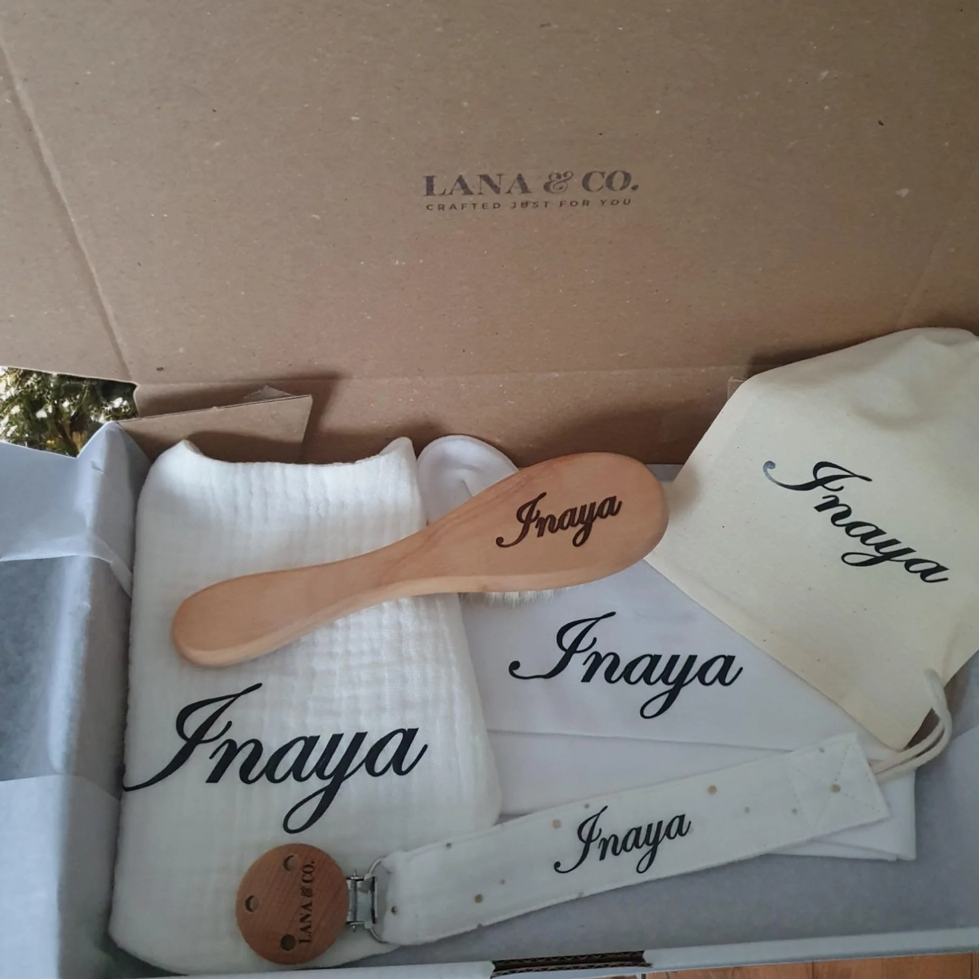 Coffret Naissance Bébé Mixte Personnalisable Kit Nouveau-né Blanc Coton 10x15cm Attache Tétine Bavoir Bonnet Brosse Poils Naturels
