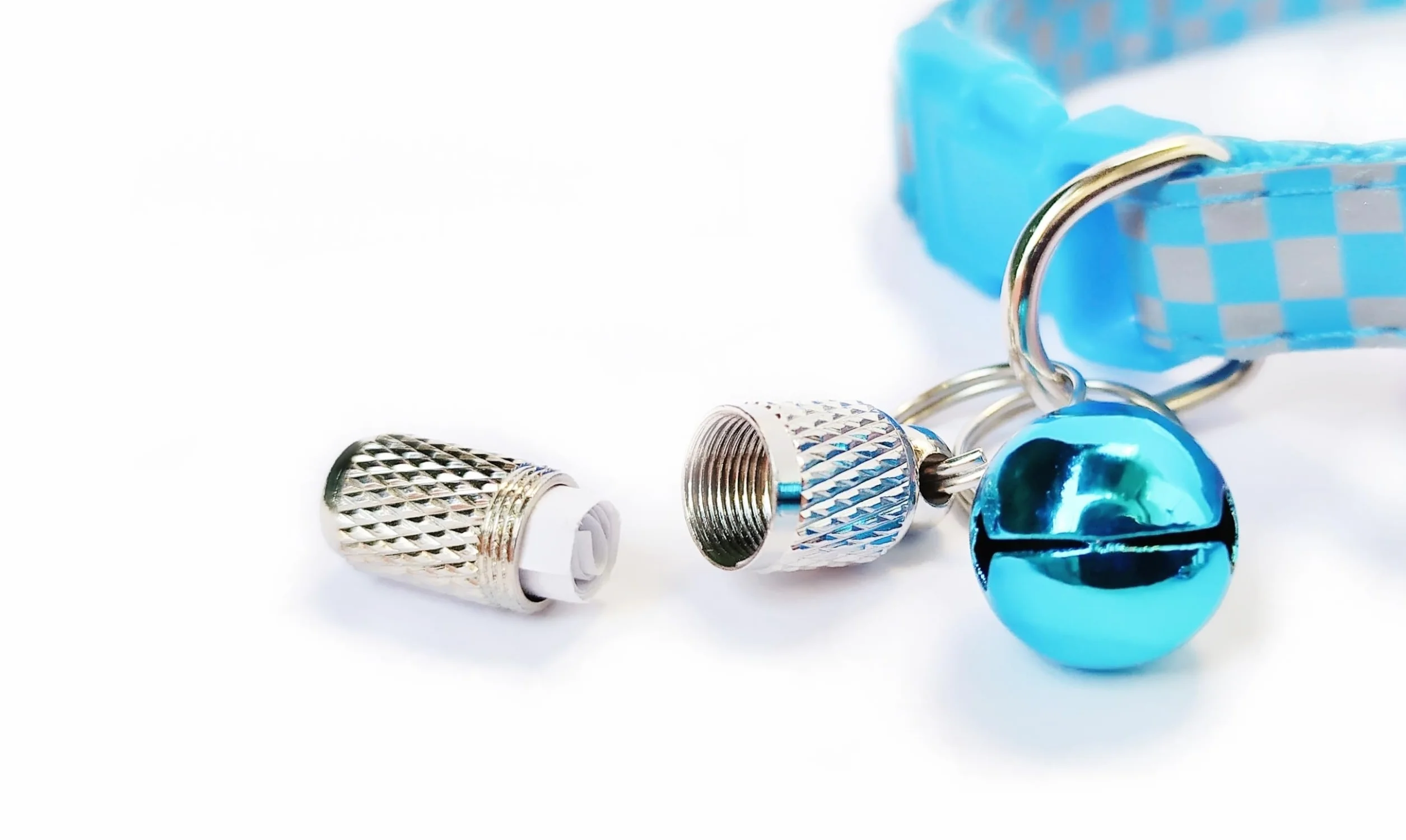 Collier Chat Anti-Étranglement Réfléchissant Bleu à Carreaux Waldoly Sérénité avec Étui Détachable pour Étiquette Personnalisée et Clochette Amovible