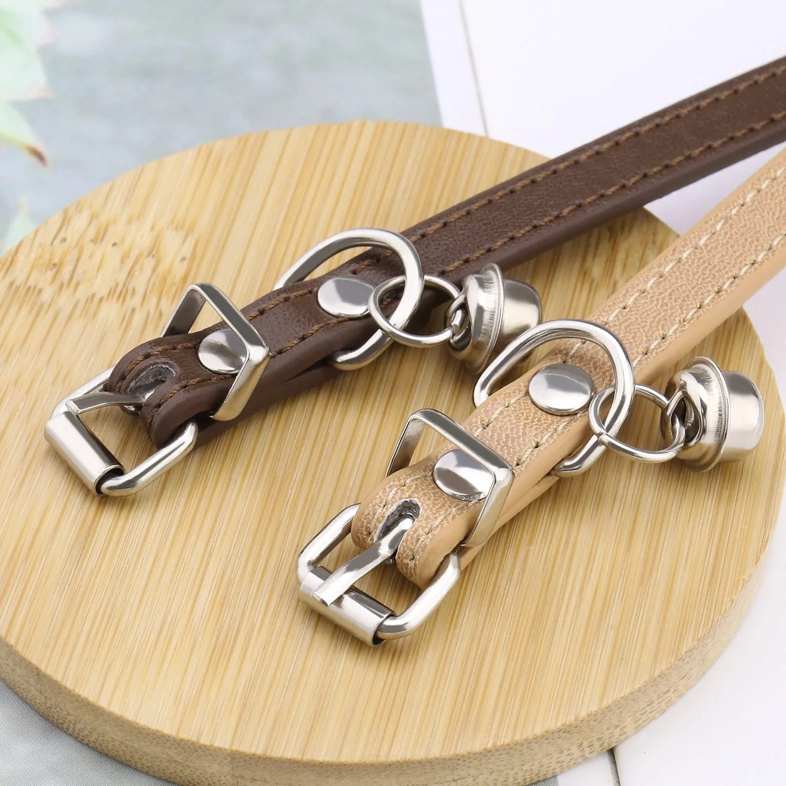 ECSiNG Collier Chat Cloche Cuir PU 15-23cm Réglable 1cm Café Kaki