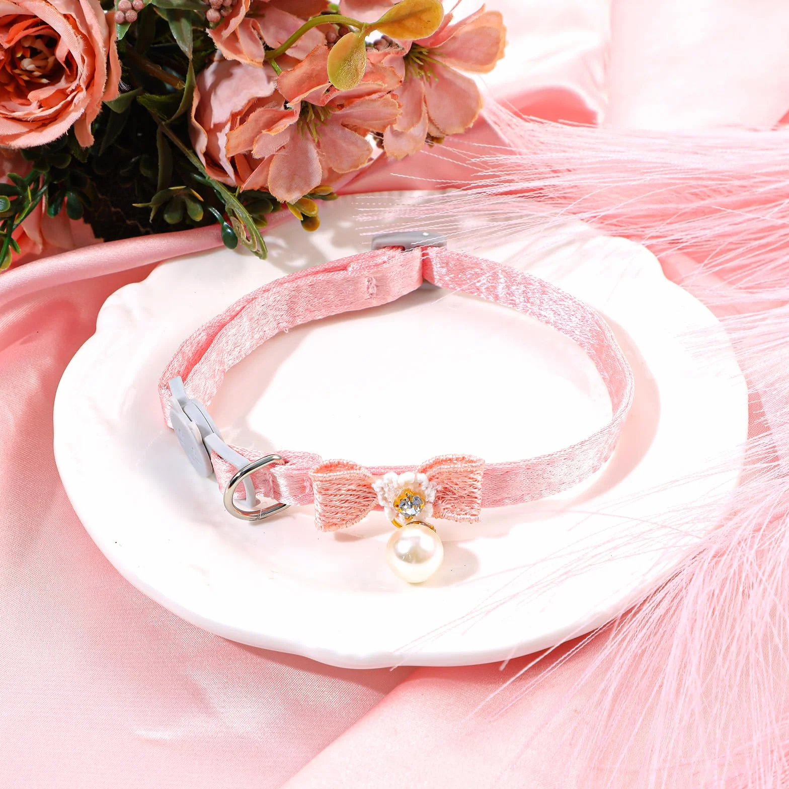 Collier pour chat réglable rose avec pendentif perle, boucle sécurité nœud papillon